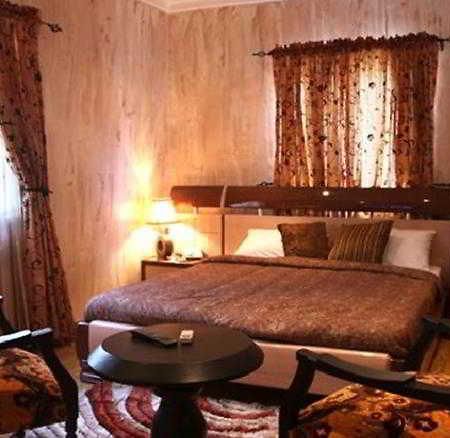 לגוס Charlies Place And Suites מראה חיצוני תמונה