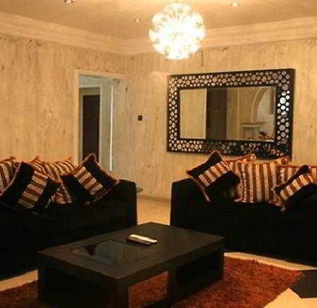 לגוס Charlies Place And Suites מראה חיצוני תמונה