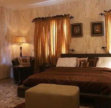 לגוס Charlies Place And Suites מראה חיצוני תמונה