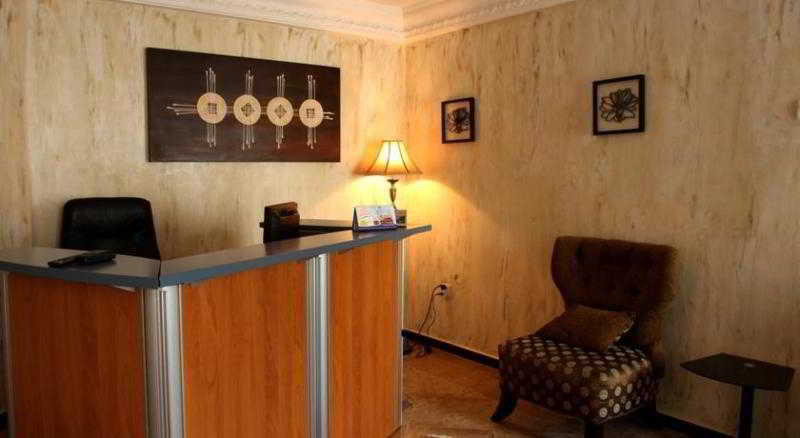 לגוס Charlies Place And Suites מראה חיצוני תמונה