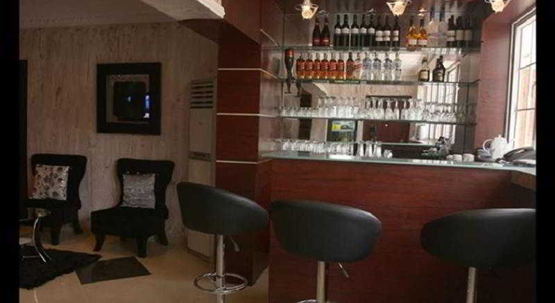 לגוס Charlies Place And Suites מראה חיצוני תמונה