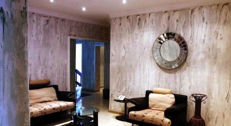 לגוס Charlies Place And Suites מראה חיצוני תמונה