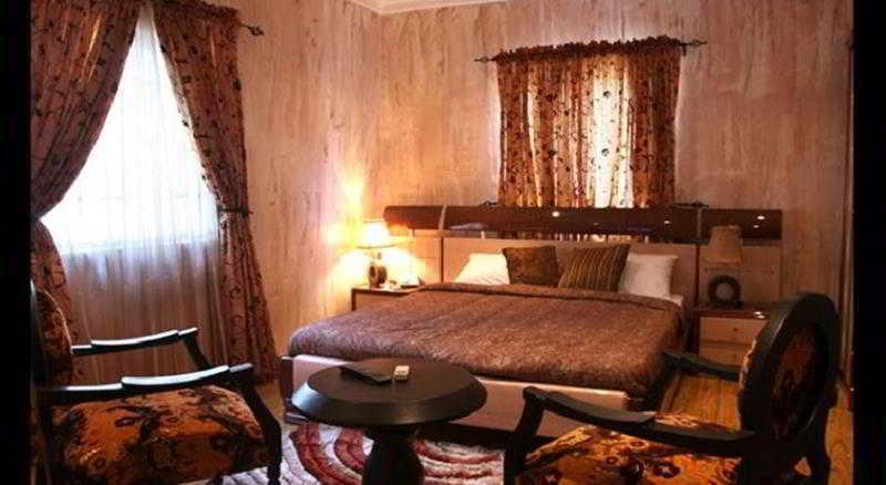 לגוס Charlies Place And Suites מראה חיצוני תמונה