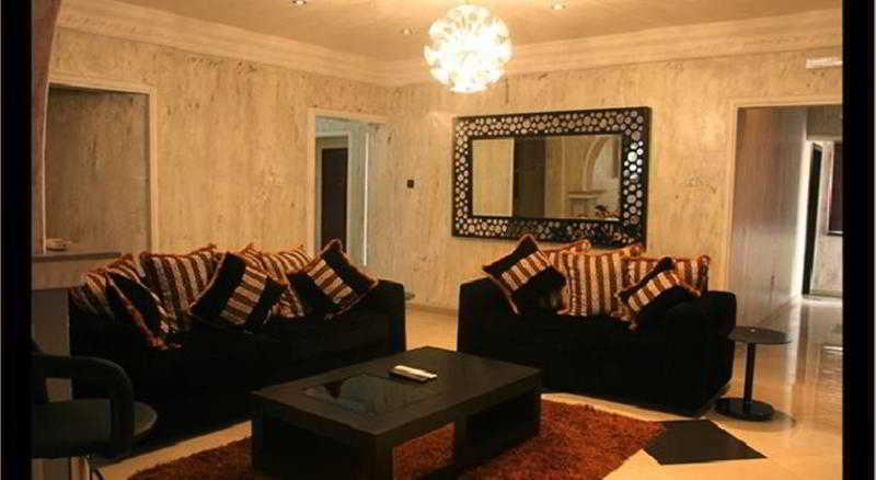 לגוס Charlies Place And Suites מראה חיצוני תמונה