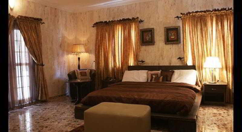 לגוס Charlies Place And Suites מראה חיצוני תמונה